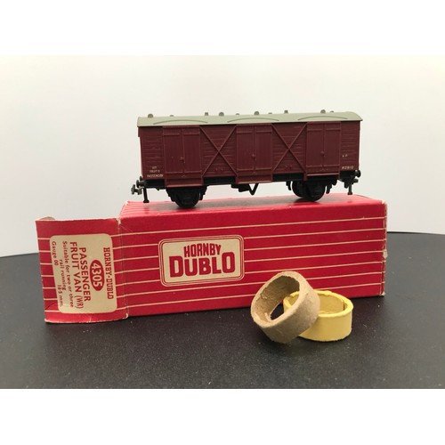 349 - Twenty-five Dublo Rolling-stock wagons, Boxed and un-boxed, including Saxa Salt, 4605 40 Ton Bogie W... 