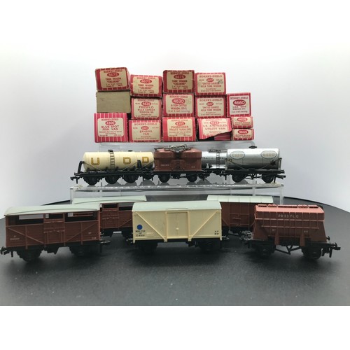 349 - Twenty-five Dublo Rolling-stock wagons, Boxed and un-boxed, including Saxa Salt, 4605 40 Ton Bogie W... 