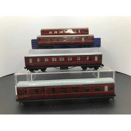 345 - 34 Hornby Dublo coaching Stock, Ten Rakes, plus One Wren Pullman and seven Spares/Repair coaches - C... 