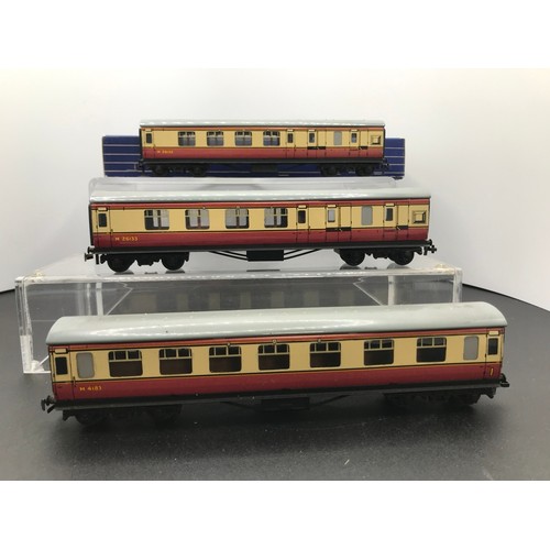 345 - 34 Hornby Dublo coaching Stock, Ten Rakes, plus One Wren Pullman and seven Spares/Repair coaches - C... 