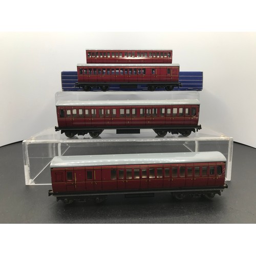 345 - 34 Hornby Dublo coaching Stock, Ten Rakes, plus One Wren Pullman and seven Spares/Repair coaches - C... 