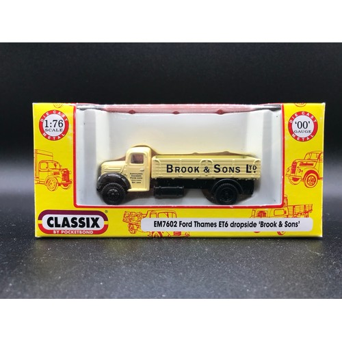 28 - Four Corgi Original Omnibus 1:76 scale and Two OO Classic Transport Treasures in Cases, 43701 Q1 Tro... 