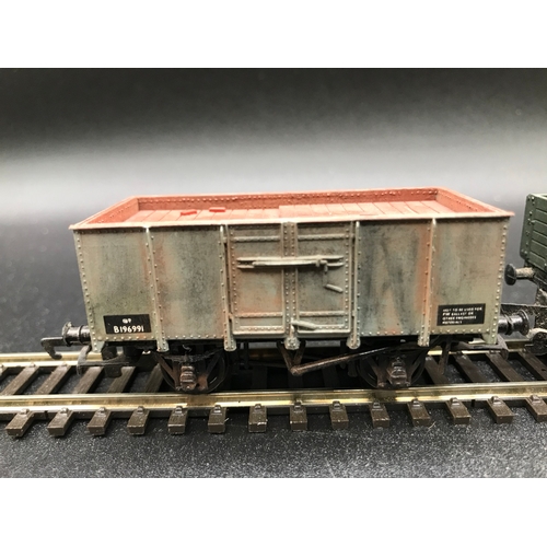 324 - Seven OO Rolling-Stock with Loads, includes Bachmann Branchline 38-400A SR 25 Ton Pill Box brake van... 