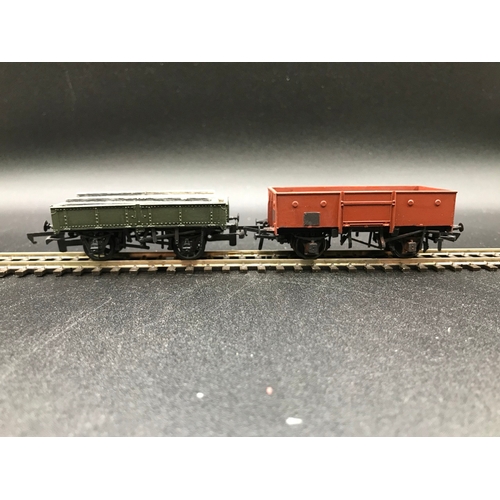 324 - Seven OO Rolling-Stock with Loads, includes Bachmann Branchline 38-400A SR 25 Ton Pill Box brake van... 