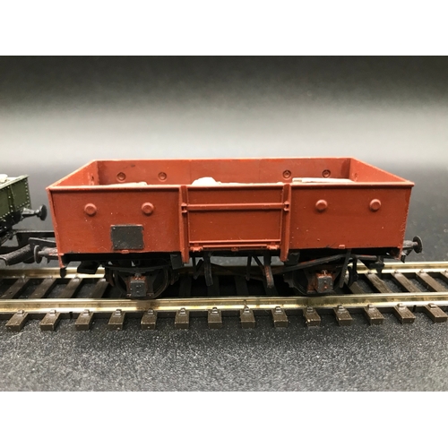 324 - Seven OO Rolling-Stock with Loads, includes Bachmann Branchline 38-400A SR 25 Ton Pill Box brake van... 