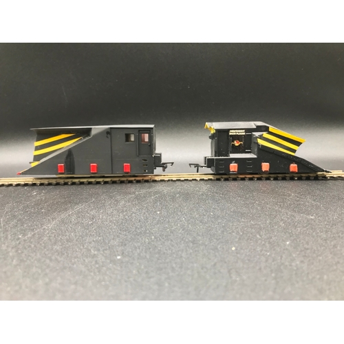 328 - Two OO Kit-made Modelled British Snow Ploughs, Non-motorised - Fair (2) 250g