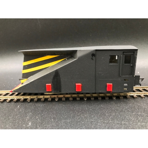 328 - Two OO Kit-made Modelled British Snow Ploughs, Non-motorised - Fair (2) 250g