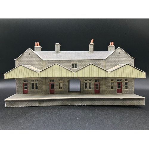 440 - OO Gauge Model Railway Buildings, Platforms and other, including two terraces (55cm), Instant impact... 