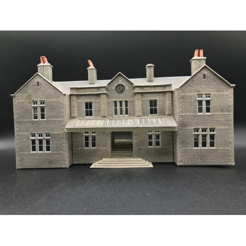 440 - OO Gauge Model Railway Buildings, Platforms and other, including two terraces (55cm), Instant impact... 