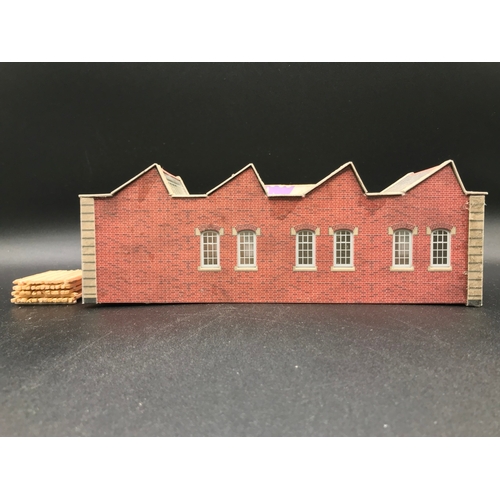 440 - OO Gauge Model Railway Buildings, Platforms and other, including two terraces (55cm), Instant impact... 