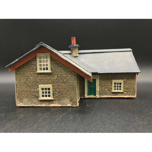 440 - OO Gauge Model Railway Buildings, Platforms and other, including two terraces (55cm), Instant impact... 