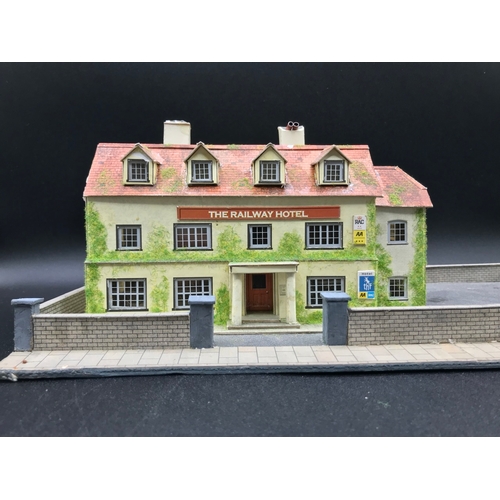 440 - OO Gauge Model Railway Buildings, Platforms and other, including two terraces (55cm), Instant impact... 