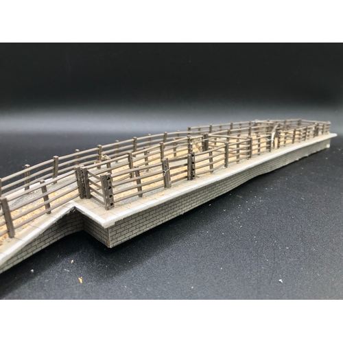 440 - OO Gauge Model Railway Buildings, Platforms and other, including two terraces (55cm), Instant impact... 