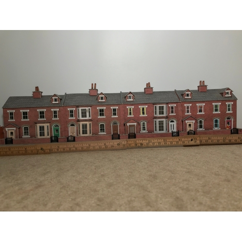 440 - OO Gauge Model Railway Buildings, Platforms and other, including two terraces (55cm), Instant impact... 