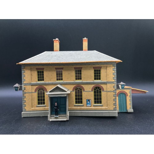 441 - Twenty Charming 1950's era Card Built OO Gauge Scale Buildings and Engine Shed (300m) Through Statio... 