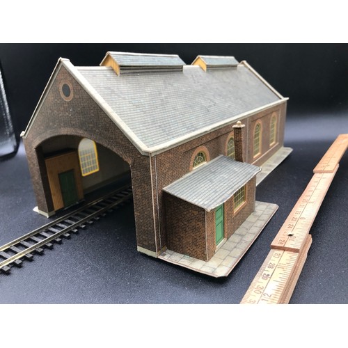 441 - Twenty Charming 1950's era Card Built OO Gauge Scale Buildings and Engine Shed (300m) Through Statio... 