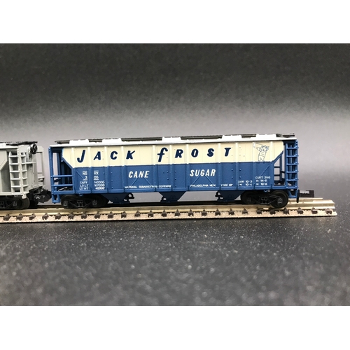 376 - Six 'N' Gauge North American wagons making an interesting rake, various manufacturers, Bachmann, Tri... 