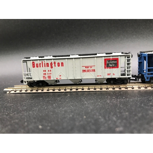 376 - Six 'N' Gauge North American wagons making an interesting rake, various manufacturers, Bachmann, Tri... 