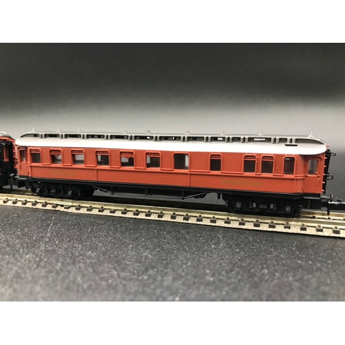 391 - Two 'N' Gauge Rakes, Arnold Speisewagen (3) Good, with Trix SNCF (4) Fair, plus two Trix Coaches, 'R... 