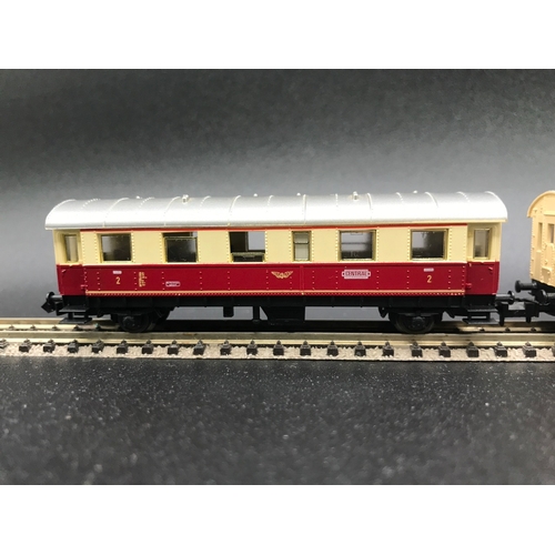 392 - Two Rakes of 'N' Gauge Fleischmann Piccolo Cars/Coaches, 50cm Rake of Seven and 27 Rake of Three DB ... 