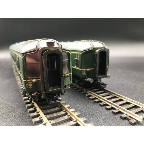 300 - Bachmann 32-516A Derby Lightweight Two Car DMU BR Green with Speed Whiskers, OO Gauge, Tested Runner... 