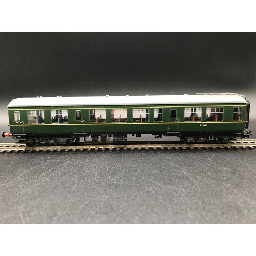 300 - Bachmann 32-516A Derby Lightweight Two Car DMU BR Green with Speed Whiskers, OO Gauge, Tested Runner... 