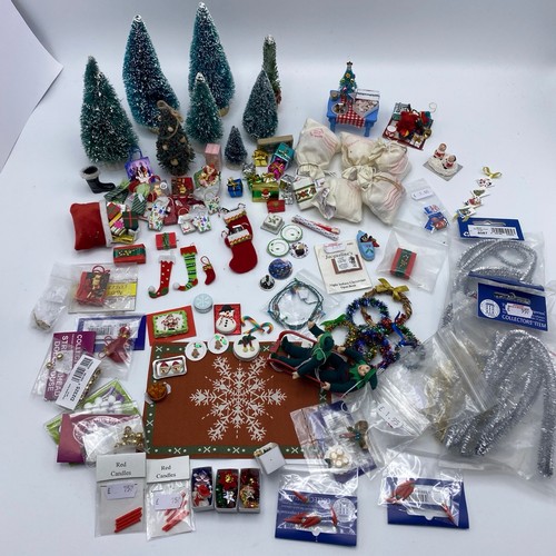 142 - A Dolls House Christmas 1000g. G/VG/F. (Many).
Christmas Trees
Mini boxes of decorations
Christmas F... 