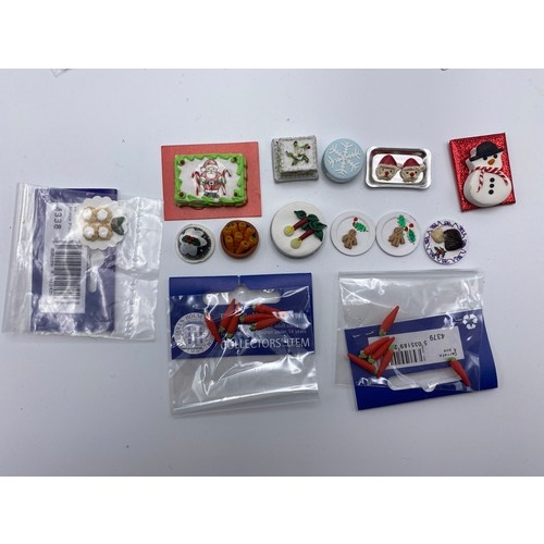 142 - A Dolls House Christmas 1000g. G/VG/F. (Many).
Christmas Trees
Mini boxes of decorations
Christmas F... 