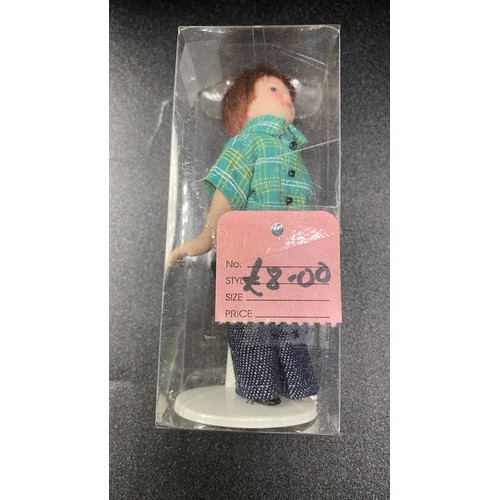 734 - 17 Boxed period dolls. G. 700g.