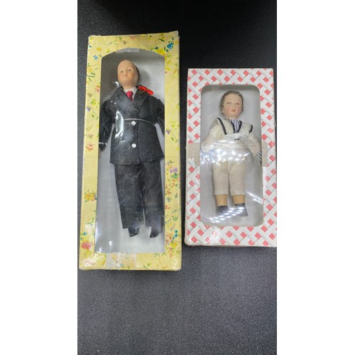 734 - 17 Boxed period dolls. G. 700g.