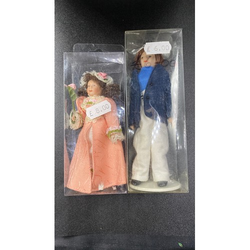 734 - 17 Boxed period dolls. G. 700g.