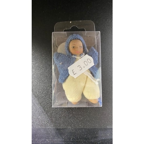 734 - 17 Boxed period dolls. G. 700g.