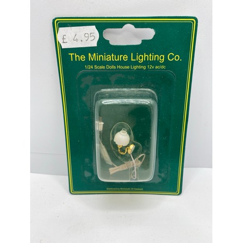 719 - Lighting - Ex Shop Stock. VG. 1000g. (35+)
1 x DE362 Flickering Fireplace
1 x E9319 Electric Lamp
1 ... 