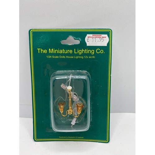 719 - Lighting - Ex Shop Stock. VG. 1000g. (35+)
1 x DE362 Flickering Fireplace
1 x E9319 Electric Lamp
1 ... 