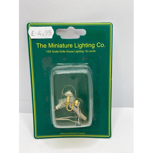 719 - Lighting - Ex Shop Stock. VG. 1000g. (35+)
1 x DE362 Flickering Fireplace
1 x E9319 Electric Lamp
1 ... 