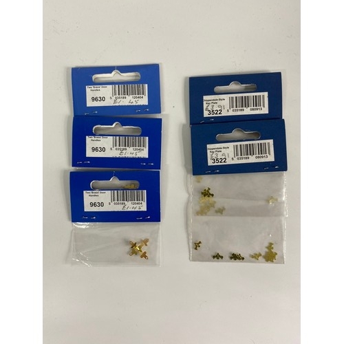 720 - Dolls House Fixtures & Fixings. VG. 600g. (144)
10 x 5mm Screws
2 x 9214 Screws for Cranked Hinges
1... 