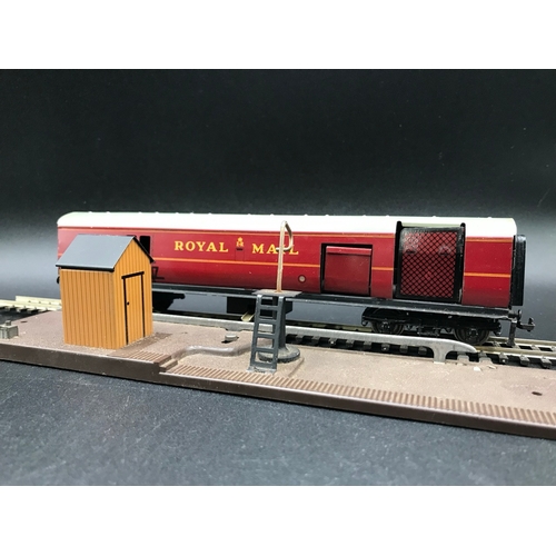 89 - Hornby Dublo Rolling-stock including TPO Mail Van Set (in-complete), plus pair of Boxed 4081 Suburba... 