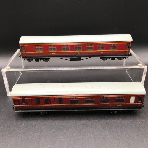 89 - Hornby Dublo Rolling-stock including TPO Mail Van Set (in-complete), plus pair of Boxed 4081 Suburba... 