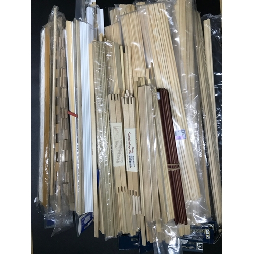 724 - Job-lot of Ex-shop Stock wooden mouldings, skirting, hand rails, cornicing, rods and much more, incl... 