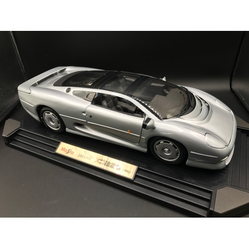 502 - Maisto 1:12 Jaguar XJ220 1992 in Silver, Boxed, Documentation and Plinth - Die-cast Good, Box Fair (... 