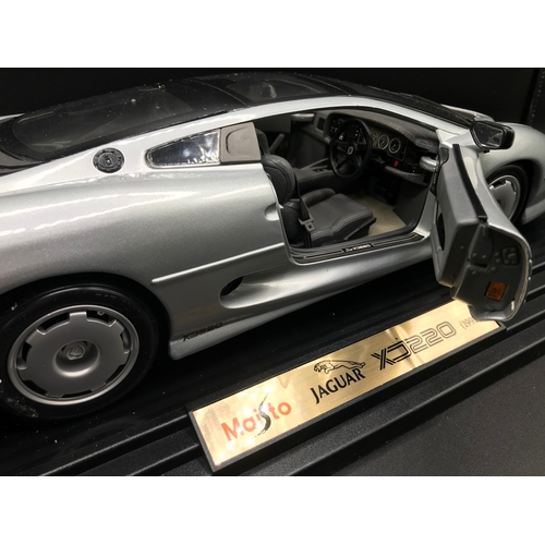 502 - Maisto 1:12 Jaguar XJ220 1992 in Silver, Boxed, Documentation and Plinth - Die-cast Good, Box Fair (... 