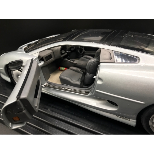 502 - Maisto 1:12 Jaguar XJ220 1992 in Silver, Boxed, Documentation and Plinth - Die-cast Good, Box Fair (... 