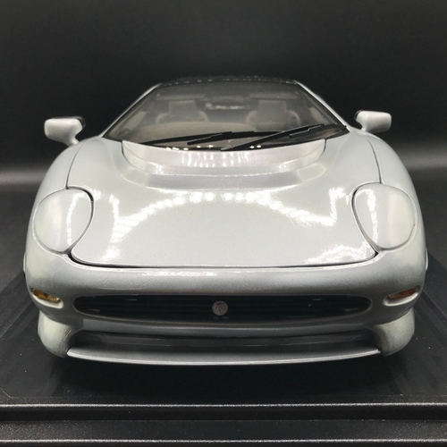 502 - Maisto 1:12 Jaguar XJ220 1992 in Silver, Boxed, Documentation and Plinth - Die-cast Good, Box Fair (... 