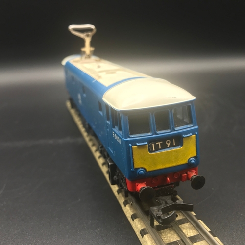 108 - 3-Rail Tri-ang R753 Class 81 E3001 in BR electric blue, Tested Runner (Fair), Head code 'IT91', Pant... 