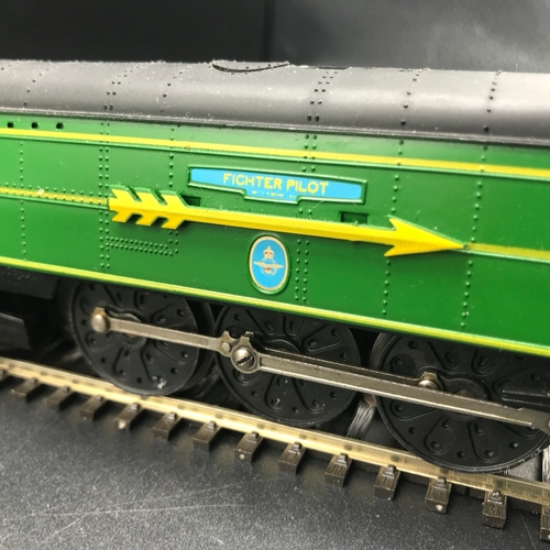 152 - Two 'OO' Hornby Steam Locomotives and Southern 1st/3rd Coach, Tested Runners, Hornby R866 Battle Of ... 