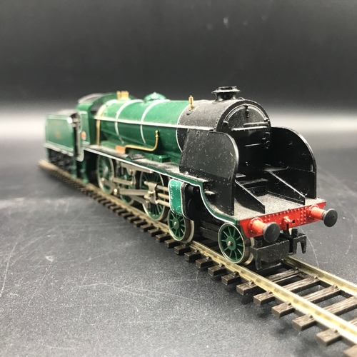 152 - Two 'OO' Hornby Steam Locomotives and Southern 1st/3rd Coach, Tested Runners, Hornby R866 Battle Of ... 