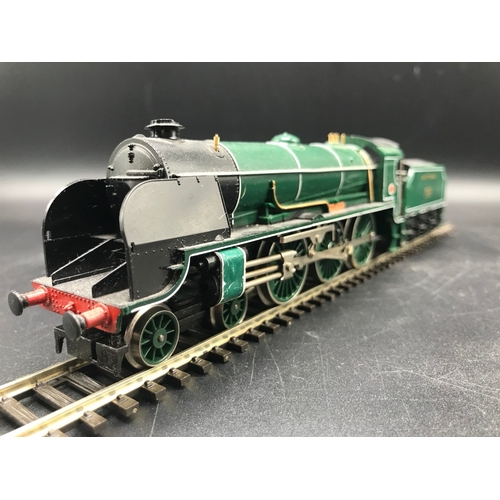 152 - Two 'OO' Hornby Steam Locomotives and Southern 1st/3rd Coach, Tested Runners, Hornby R866 Battle Of ... 