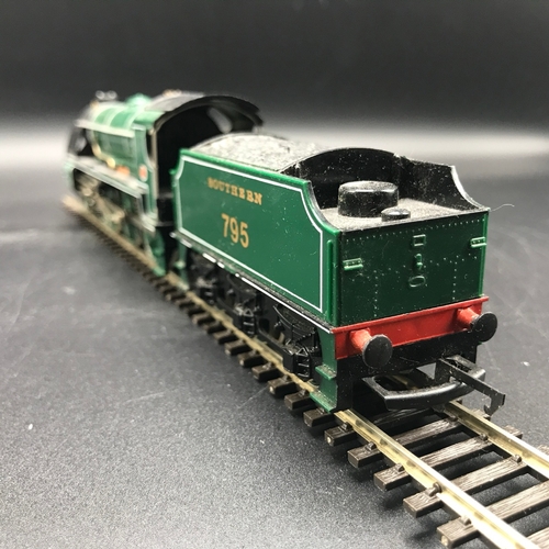 152 - Two 'OO' Hornby Steam Locomotives and Southern 1st/3rd Coach, Tested Runners, Hornby R866 Battle Of ... 