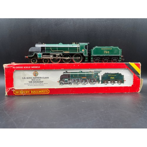 152 - Two 'OO' Hornby Steam Locomotives and Southern 1st/3rd Coach, Tested Runners, Hornby R866 Battle Of ... 