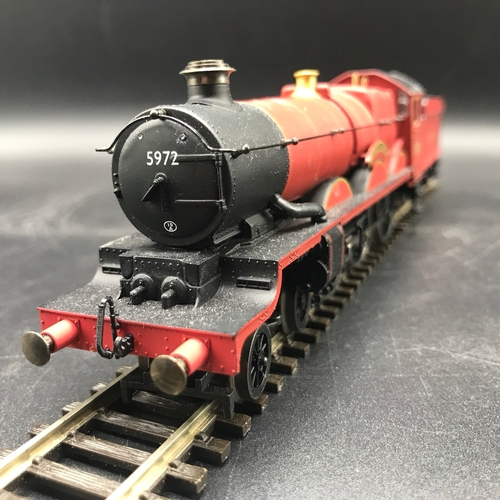 154 - Hornby 'OO' Castle Class 4-6-0 'Hogwarts Castle' 5972 in Red with four Harry Potter Hogwarts Railway... 